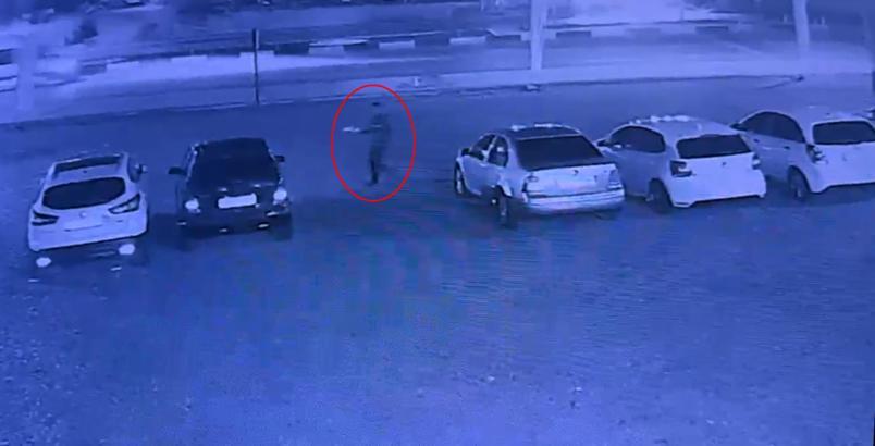 Benzin dökerek 6 otomobili ateşe verdi