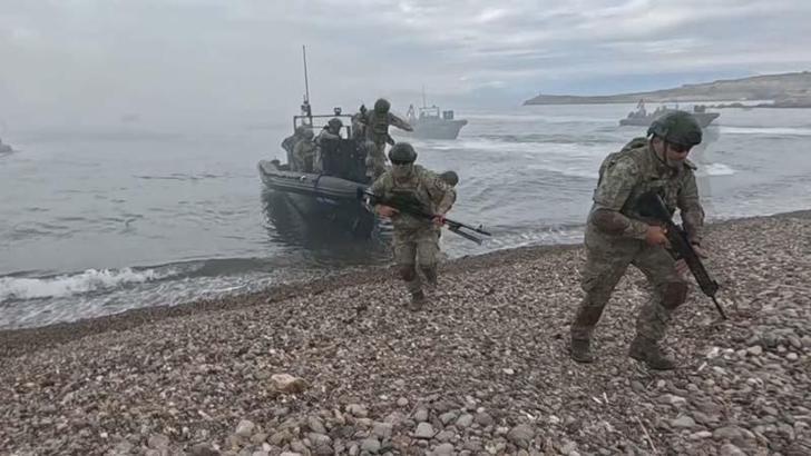 İzmir'de komandolardan 'deniz hücum harekatı' eğitimi
