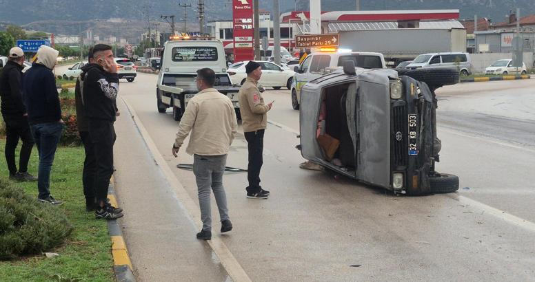 Kontrolden çıkan kamyonet yol ortasında yan yattı