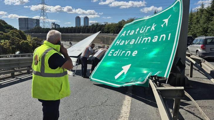 Esenler'de damperi açık hafriyat kamyonu yön tabelalarına çarptı