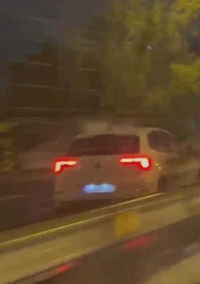 Üsküdar'da ters yönde ilerleyen otomobil kamerada