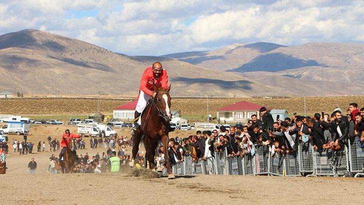 Karlıova’da geleneksel at yarışları; 620 bin TL ödül dağıtıldı