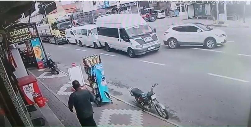 4 aracın karıştığı zincirleme kaza kamerada