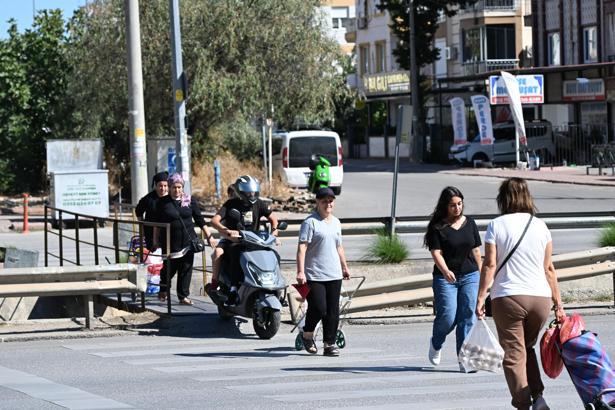 İki mahalleyi ayıran caddede üst geçit çilesi