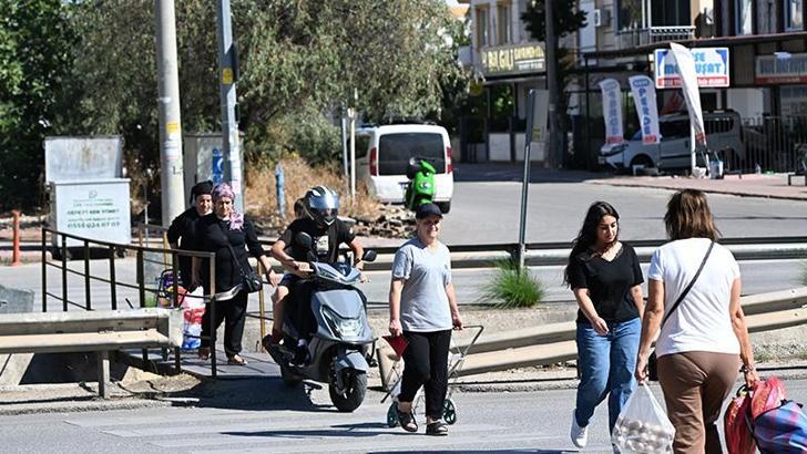 İki mahalleyi ayıran caddede üst geçit çilesi