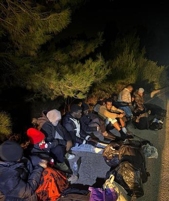İzmir'de 16 kaçak göçmen yakalandı; 1 organizatör şüphelisi tutuklandı