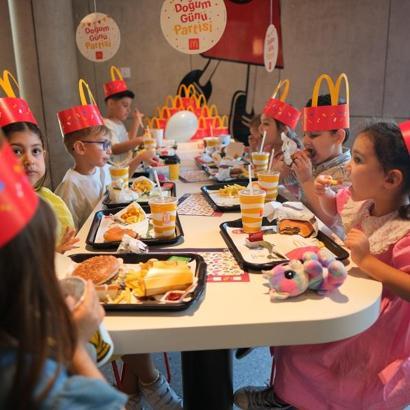 McDonald’s’tan çocuk ve yetişkinlere doğum günü paketi