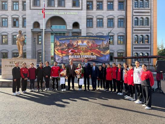 Balkan şampiyonu güreşçiler coşkuyla karşılandı