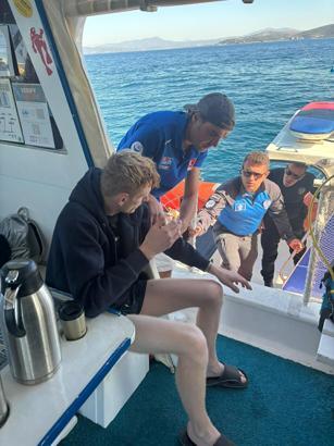 Boğulma tehlikesi geçiren turisti deniz polisi kurtardı