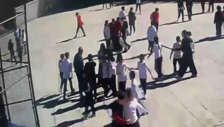 Nefes borusuna yiyecek kaçan öğrencisini Heimlich manevrasıyla kurtardı