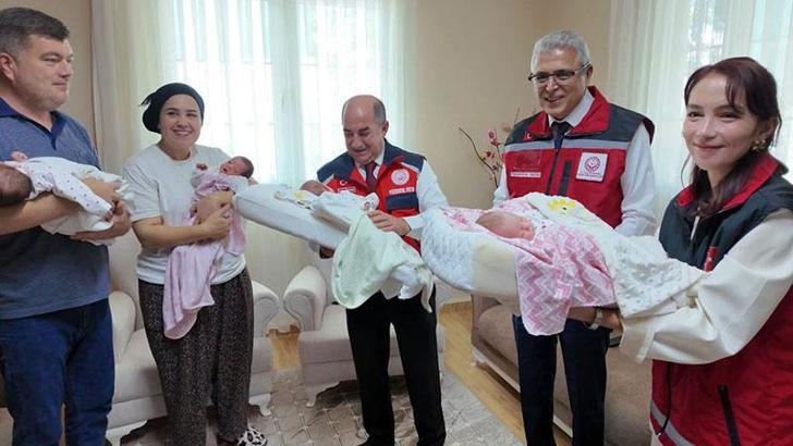 Dördüzleri olan aileye Bakan Göktaş’tan tebrik