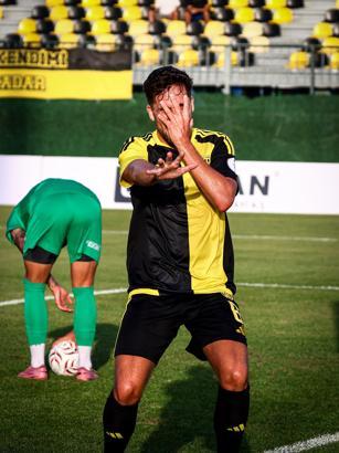 Aliağa FK'nın oyuncuları 3'er 3'er atıyor