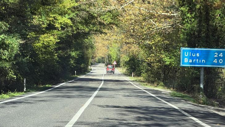 Bartın'da ağaç tünel yol, doğası ve manzarasıyla ilgi görüyor