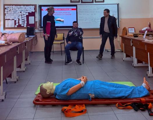 Balıkesir de öğretmen ve personellere uygulamalı ilk yardım eğitimi