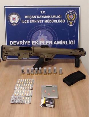 Edirne’de araçta av tüfeği ve uyuşturucu ele geçirildi; 1 tutuklama