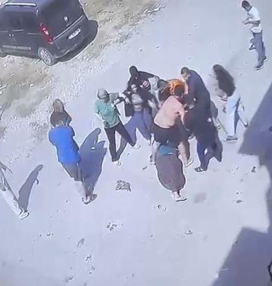 İki aile arasındaki keserli ve bıçaklı kavga kamerada