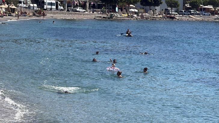 Bodrum'da ekim ayında turistlerin deniz keyfi