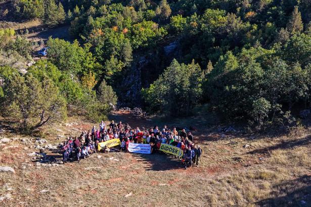 Doğaseverler 'Tepesi Delik Obruğu'na hayran kaldı