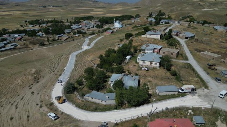 Kırsal mahallelerde, asfalt ve parke taşı döşeme çalışmlaları devam ediyor
