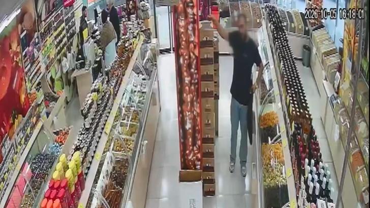 Avcılar'da kuruyemişçiden 26 paket kahve çaldı; fark edilince koşarak kaçtı