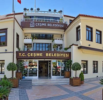 Çeşme Belediyesi'ne operasyon: 8 gözaltı