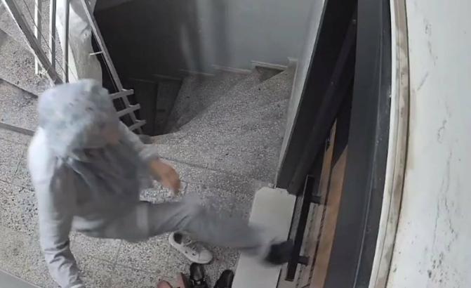Matkapla komşusunun kapısına zarar veren kadın, yeni kapıyı da tekmeledi