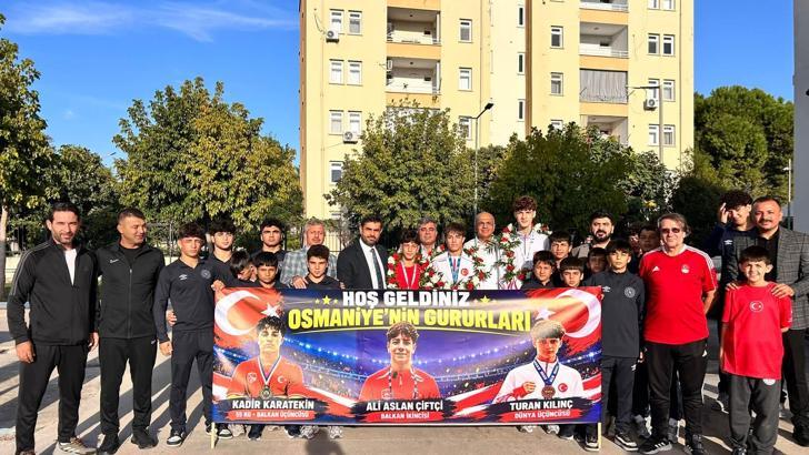Uluslararası müsabakalardan 3 dereceyle dönen gençler coşkuyla karşılandı