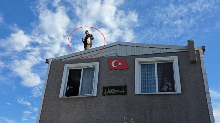 Kaçak evinin yıkımına engel olmak için benzin bidonuyla çatıya çıktı