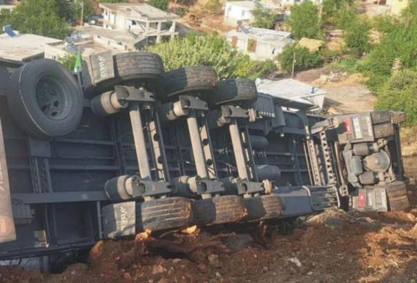 Devrilen TIR'ın sürücüsü yaralandı
