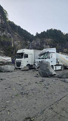 Hopa'da TIR parkında heyelan: 1 ölü