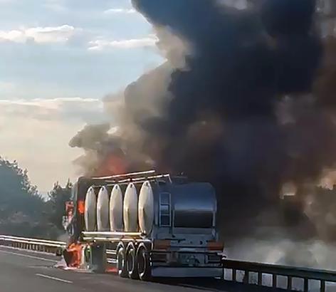 Otoyolda alev alan TIR, kullanılamaz hale geldi