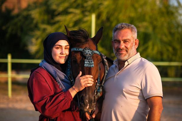 At tutkusu, baba-kızı binicilik eğitmeni yaptı