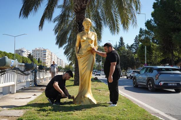 Altın Portakal Film Festivali öncesi Venüs heykelleri kenti süslüyor
