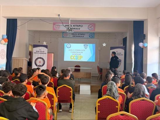Polisten öğrencilere ‘akran nezaketi ve güvenli internet’ eğitimi