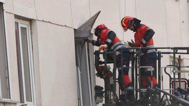 Maltepe'de itfaiye ekipleri çökmeyen katları kontrol etti: 'Sesimi duyan var mı?'