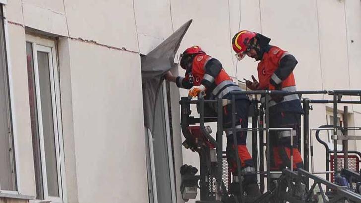 Maltepe'de itfaiye ekipleri çökmeyen katları kontrol etti: 'Sesimi duyan var mı?'