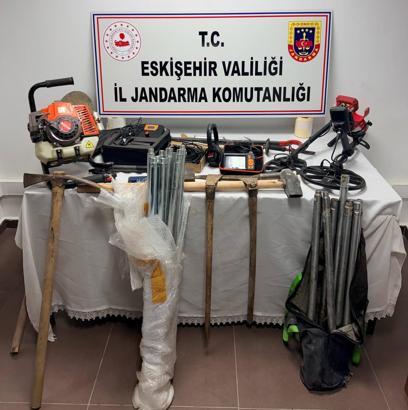 Eskişehir’de kaçak kazı yapan 5 şüpheli yakalandı