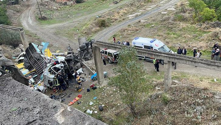 Kargo kamyonu köprüden düştü: 2 yaralı
