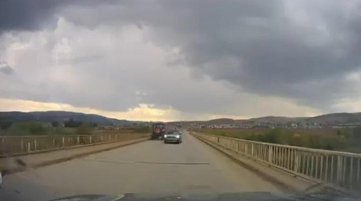 Hatalı sollama yapan sürücünün kazadan kıl payı kurtulduğu anlar kamerada