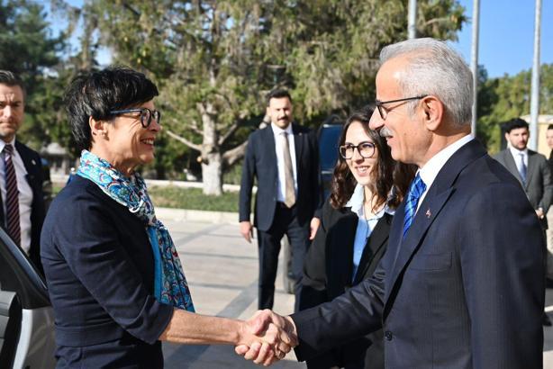 Bakan Uraloğlu, AB Komiseri Kos ile bir araya geldi