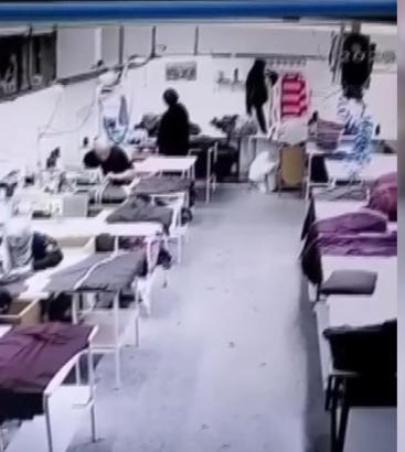 Zeytinburnu'nda yıkım sırasında kopan beton parçası atölyenin duvarını deldi