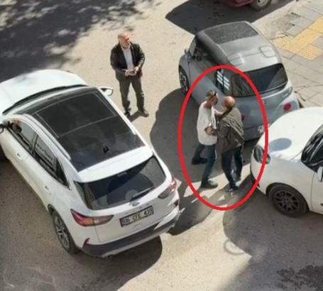 Kaza yapan kamyonet sürücüsü trafik kavgasını ayırmaya çalıştı