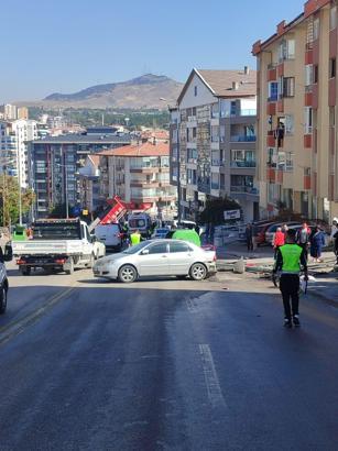 Freni boşalan kamyonet, park halindeki 3 araca çarptı
