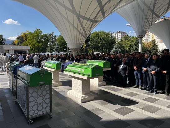 Otomobillerin çarpıştığı kazada ölen 3 kişi toprağa verildi