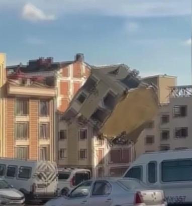 Bayrampaşa'da yıkımı yapılan binanın bir bölümü askıda kaldı