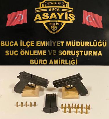 Buca’da çöpler arasında 2 tabanca bulundu: 8 gözaltı