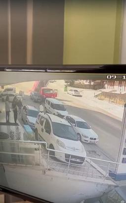 Freni boşalan kamyonet, park halindeki 3 araca çarptı (2)