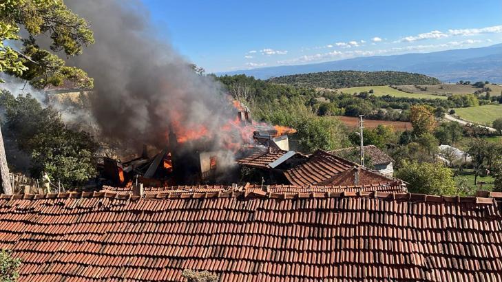 Kastamonu'da 2 katlı köy evi yandı