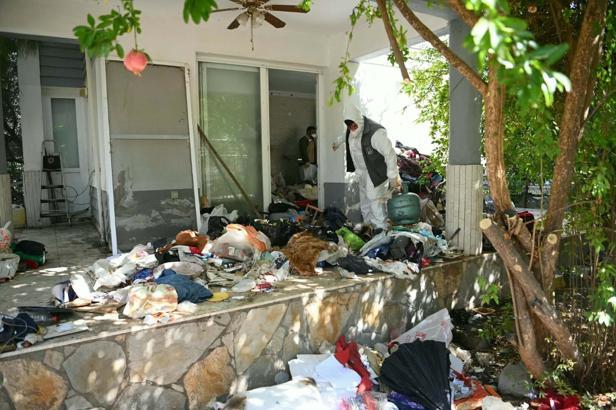 Kuşadası’nda 3 katlı evden 6 kamyon çöp çıktı