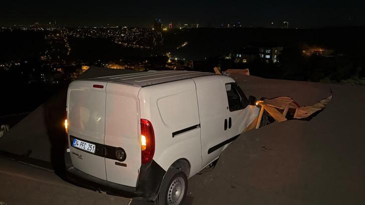 Sarıyer’de yokuşta kayan hafif ticari araç evin çatısına uçtu: 1 yaralı